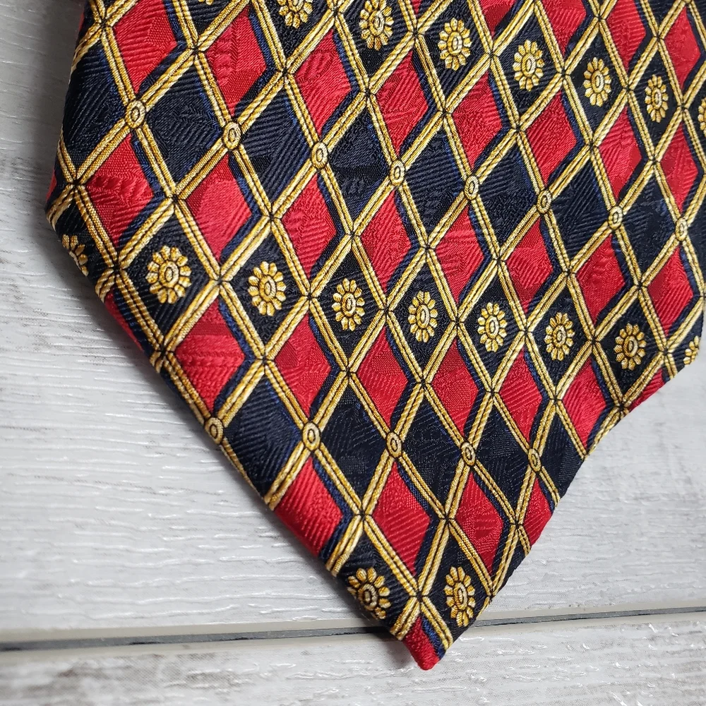 ROUNDTREE & YORKE Mens Necktie 100% Silk Blue and Red Geometric Pattern
